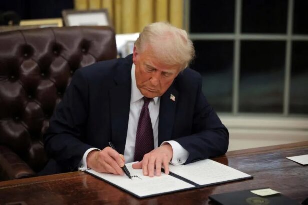 Trump anuncia aranceles de 25% a países que comercien con Irán