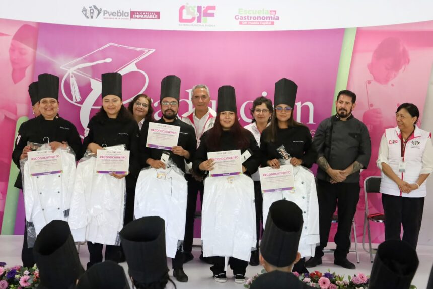 Se gradúan 51 alumnos de Gastronomía del DIF Puebla Capital