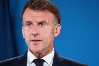 Francia prohíbe redes sociales a menores de 15 años desde 2026