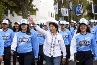 BUAP recibe a nuevos alumnos con desfile en Ciudad Universitaria