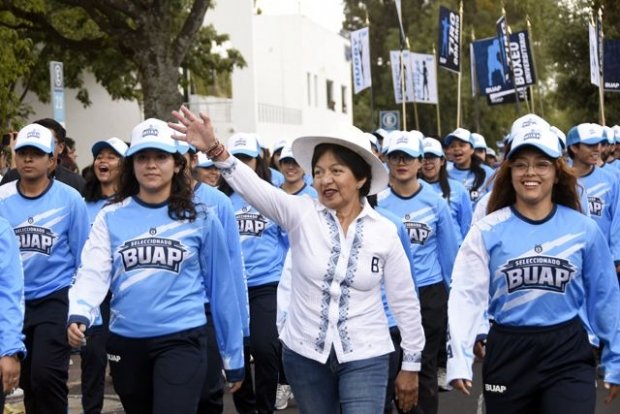 BUAP recibe a nuevos alumnos con desfile en Ciudad Universitaria