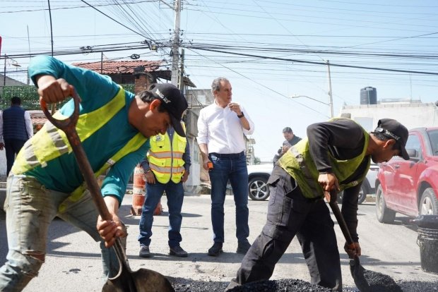Pepe Chedraui supervisa bacheo intensivo en Xochimehuacán, Puebla