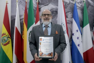 Premian a investigador de la BUAP por trayectoria en biología reproductiva