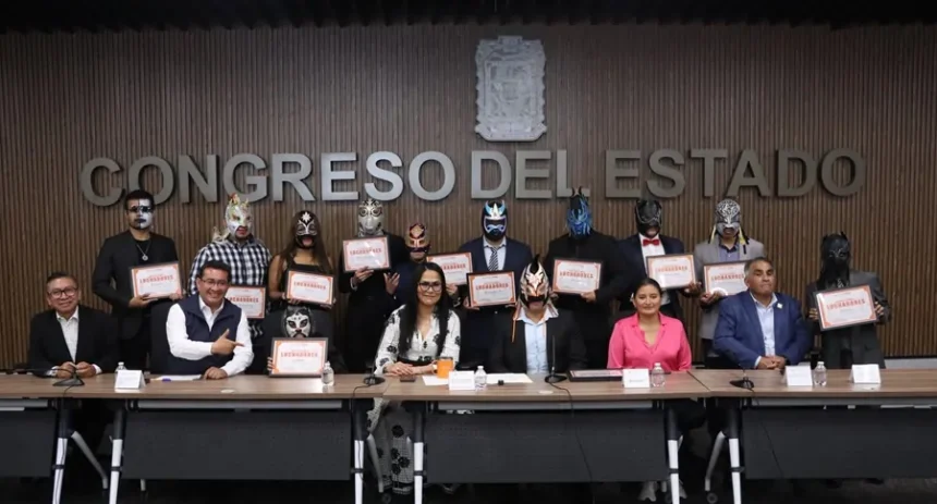 Congreso de Puebla reconoce a luchadores por labor social y deportiva