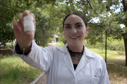 Estudiante de la BUAP crea bloqueador solar en polvo para piel sensible