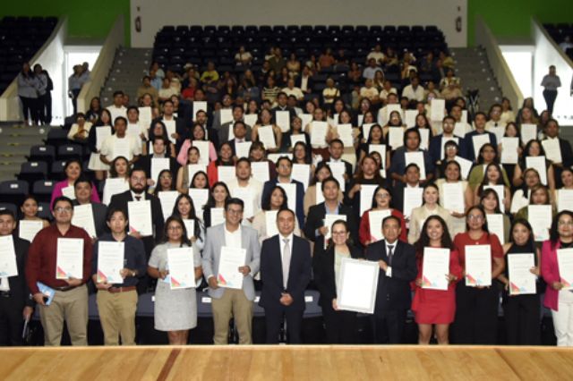 BUAP recibe Premio Ceneval por excelencia de sus egresados