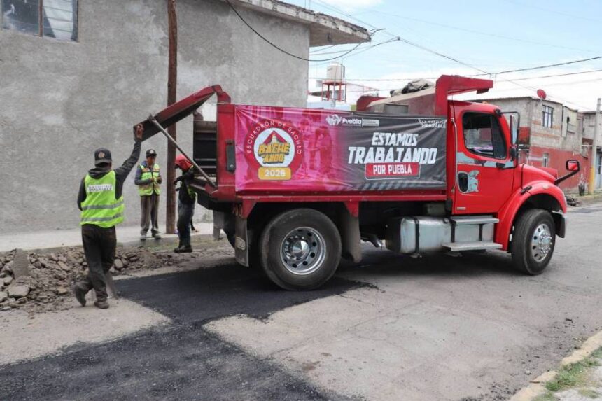 Pepe Chedraui impulsa bacheo en el sur de Puebla