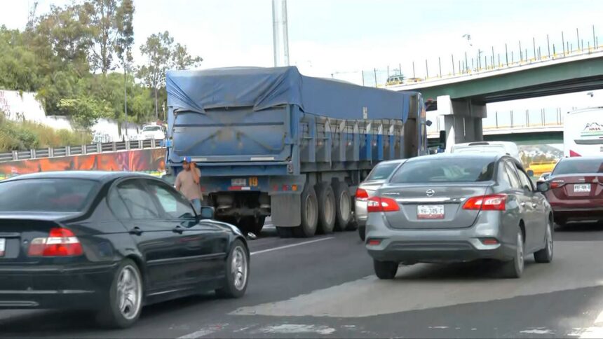 Muere mujer atropellada en la autopista México-Puebla, caos vial