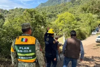 Autoridades abren paso alterno tras deslave en Pahuatlán, Puebla