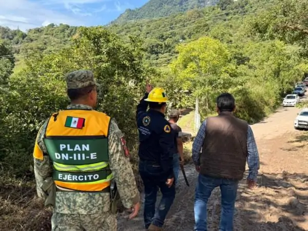 Autoridades abren paso alterno tras deslave en Pahuatlán, Puebla