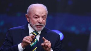 Lula y Flávio Bolsonaro disputan la presidencia de Brasil