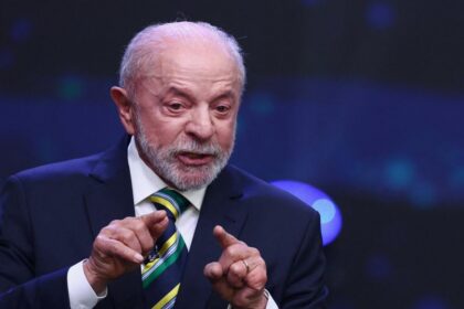 Lula y Flávio Bolsonaro disputan la presidencia de Brasil