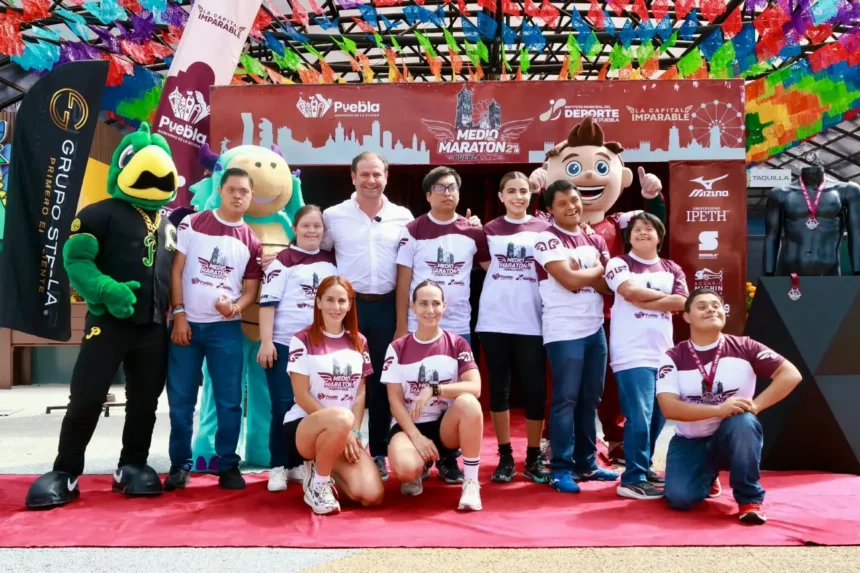 Gobierno de Puebla presenta playera y medalla del 21K 2026